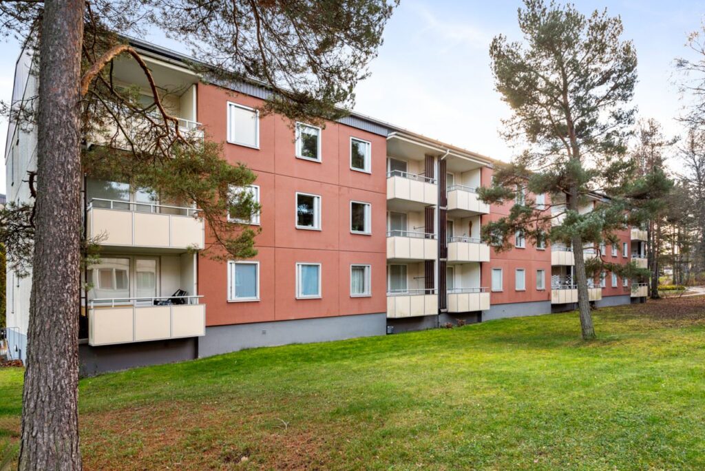 26. Renoverade rostskadade sta╠elpelare i hyreshus