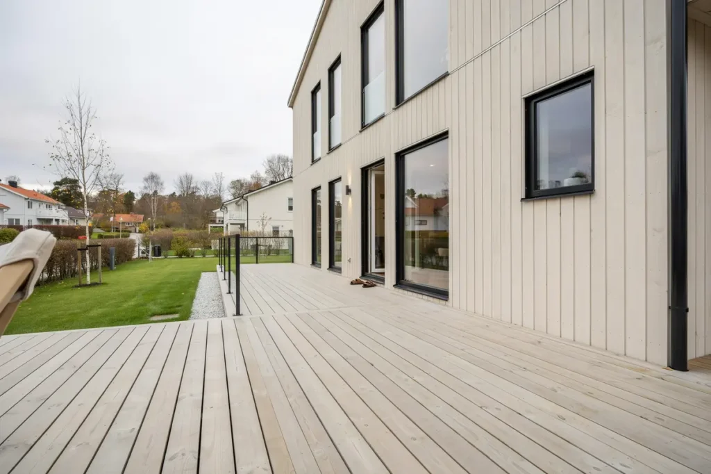 nybyggnation av altan med r cke vid villa i olofstorp